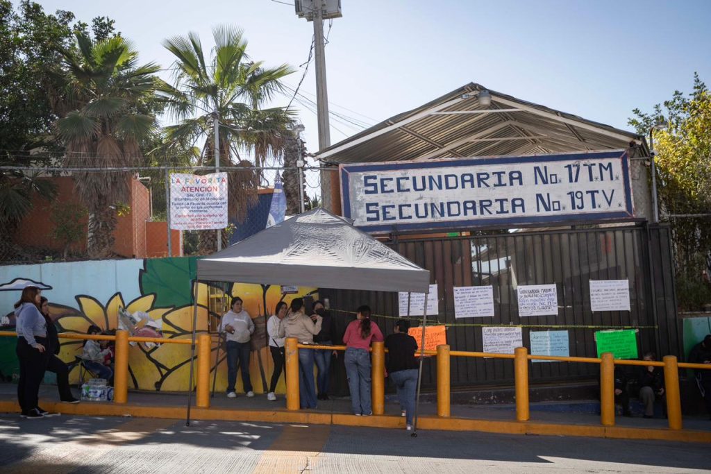 Padres de familia toman secundaria 17 en El Florido por falta de maestros