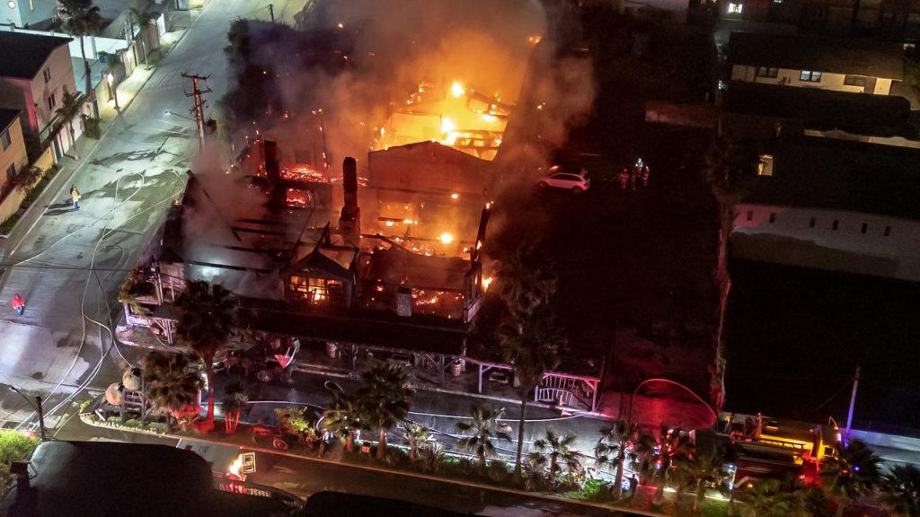 Fuerte incendio consume restaurante La Estancia en Rosarito