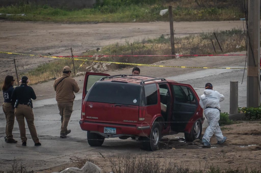 Hallan a tres hombres sin vida dentro de vehículo en la colonia El Roble #Tijuana
