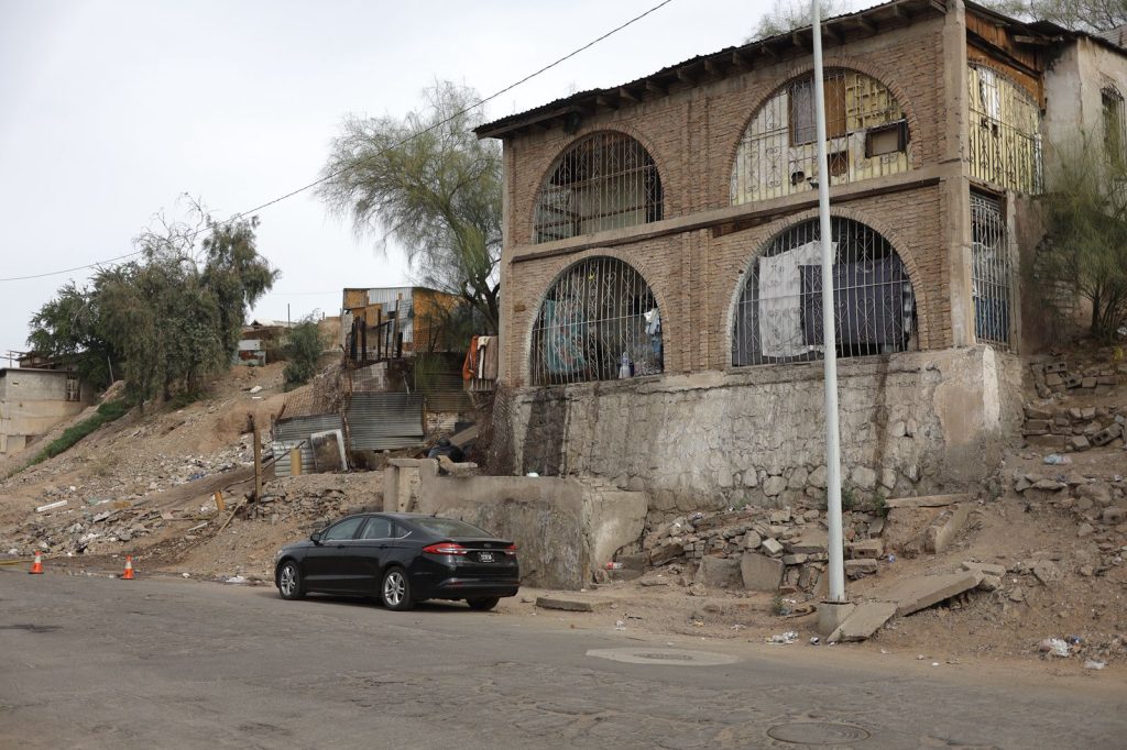 Dos calcinados en incendio detrás de estación de Policías #Mexicali