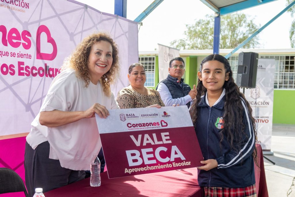 Entrega Gobierno estatal becas a alumnos de educación básica