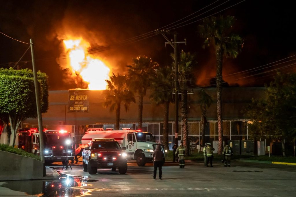 Fuerte incendio en fábrica de foam en el Parque Industrial El Florido