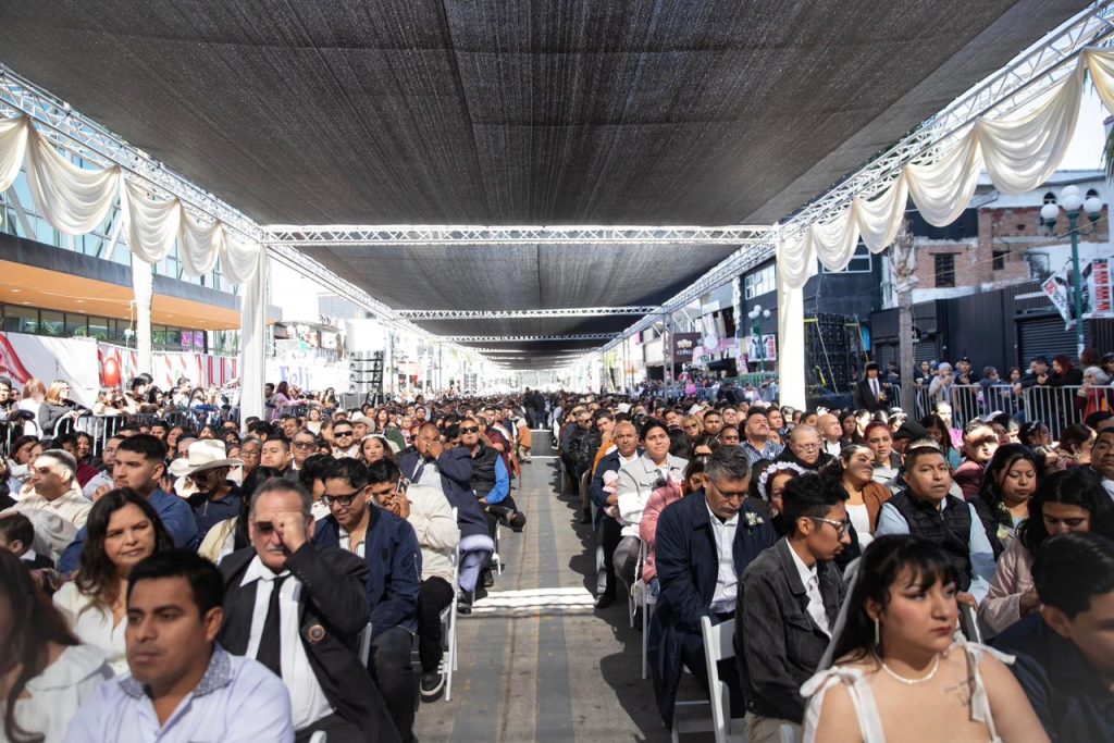 Casi 2 mil parejas formalizan su unión en la avenida Revolución #Tijuana