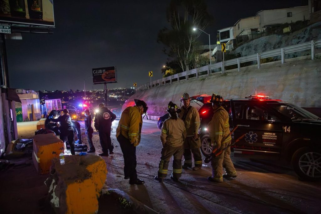 Vuelca pareja en la carretera al Aeropuerto de Tijuana
