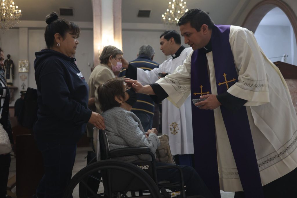 Fieles asisten a misa para recibir ceniza al comenzar la Cuaresma