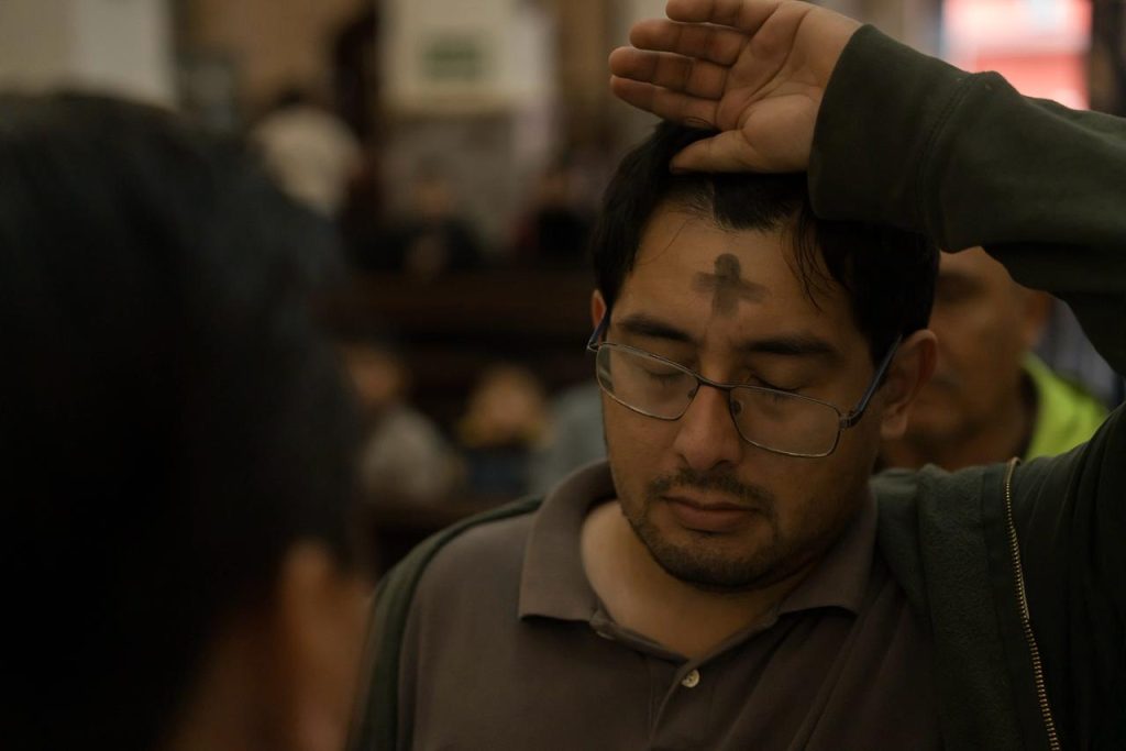 Fieles acuden al Santuario de la Virgen de Guadalupe en Tijuana por el Miércoles de Ceniza