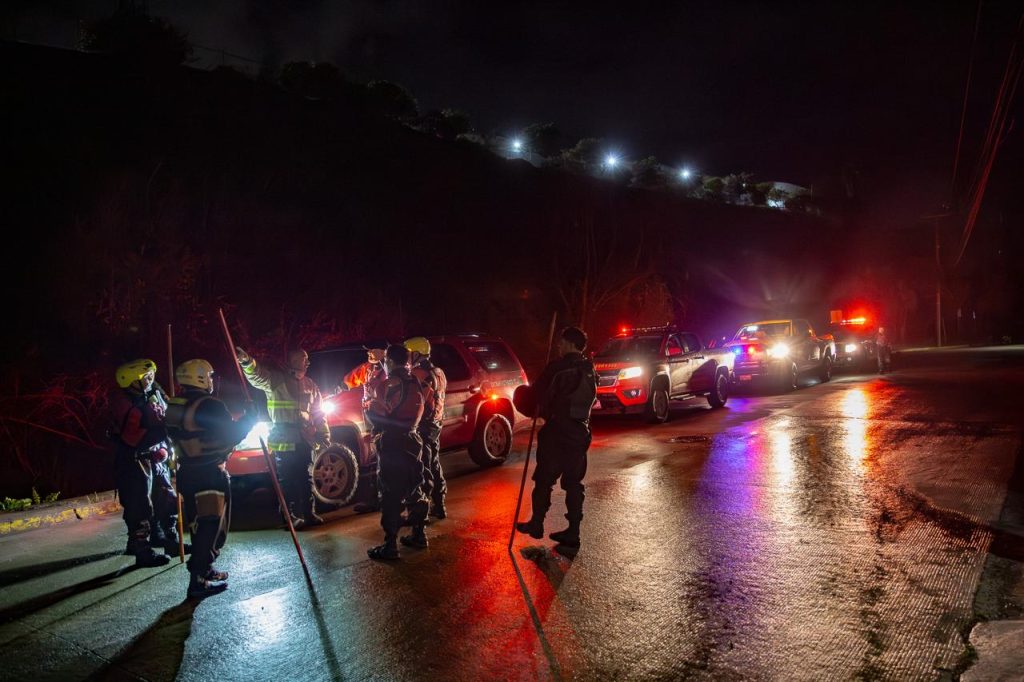 Corriente arrastra a un padre y su hija; salva a la menor pero él sigue desaparecido