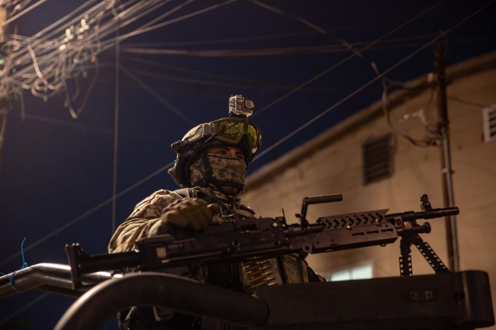 Siguen arrestos tras disturbios en Baja California por la muerte de «El Mencho»; van por limpia en policías