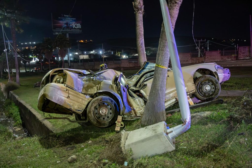 Conductor queda prensado tras chocar contra poste en Rosas Magallón