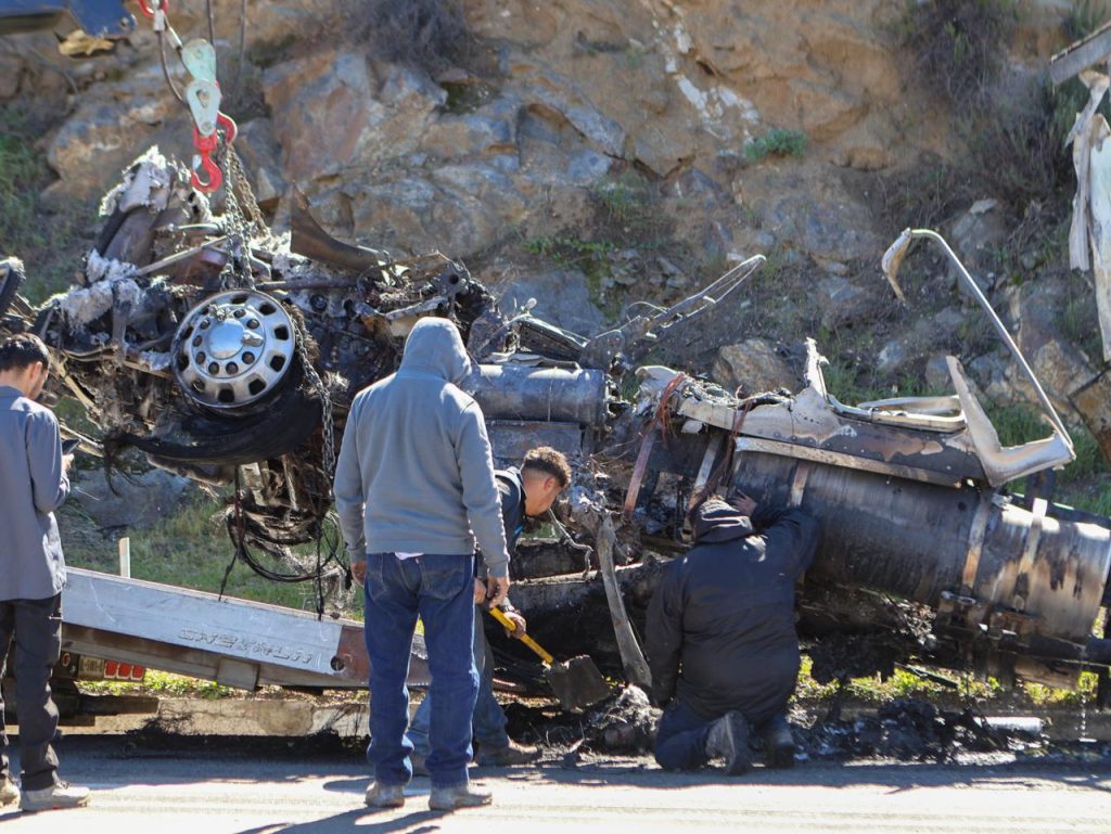 Tráiler incendiado en carretera Tijuana-Mexicali