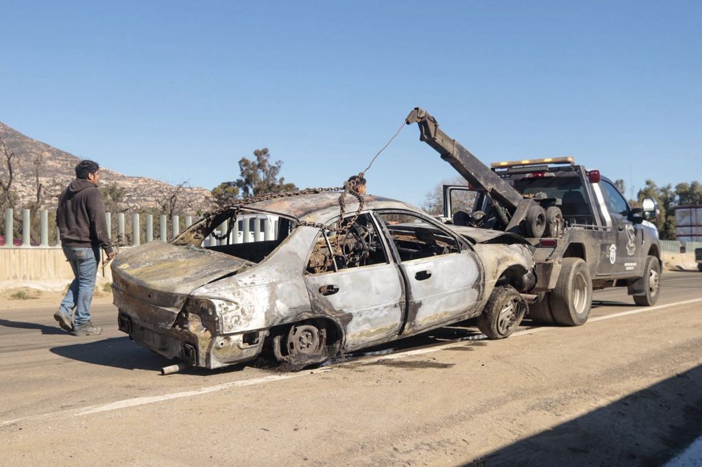 Incendian vehículo a la altura del rancho La Puerta en Tecate