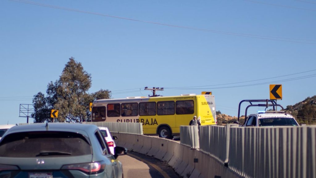 Esta mañana bajaron a pasajeros de camión Suburbaja en la libre a Tecate