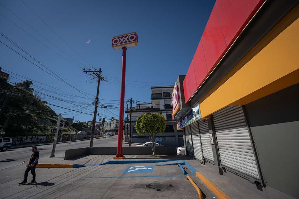 Tiendas Oxxo de Tijuana cierran sus puertas tras incendios a sucursales