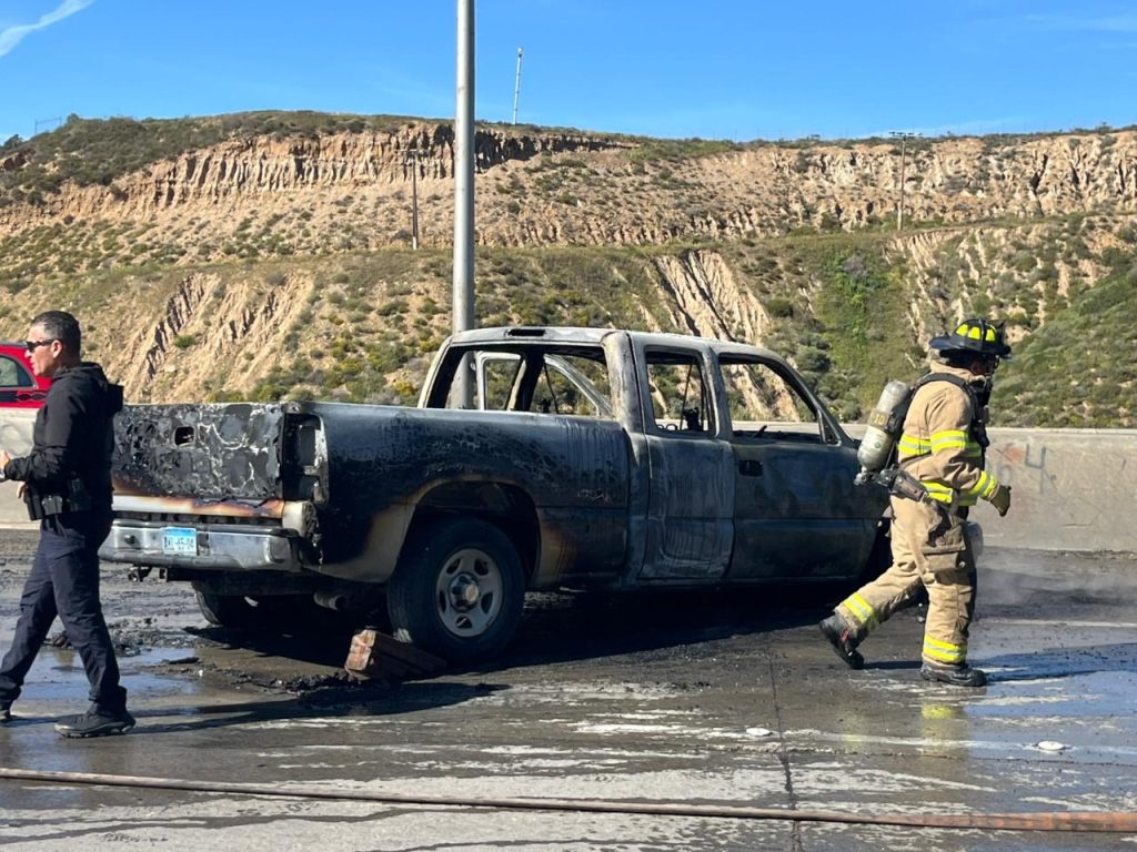 Incendian Pick Up en la salida de Playas de Tijuana