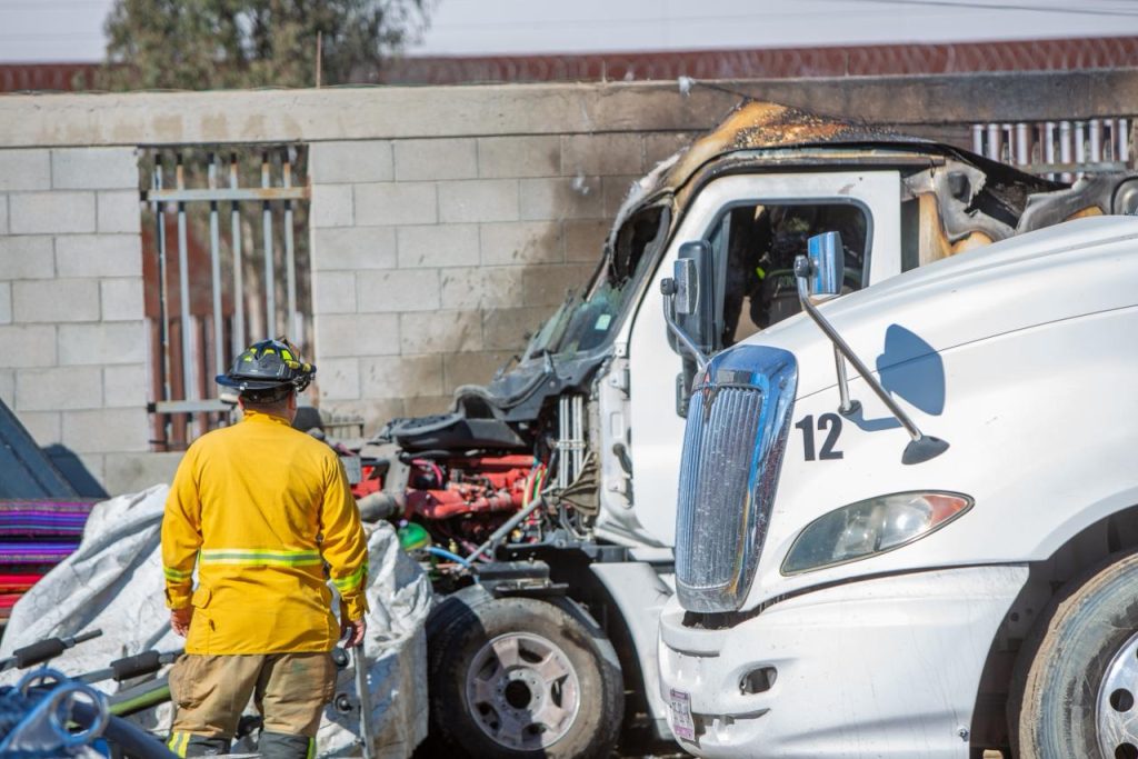 Incendian tractocamión en yarda del bulevar Aeropuerto