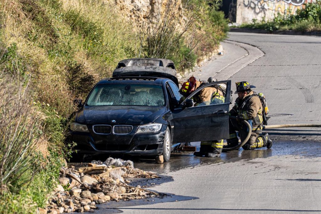 Incendian BMW en la colonia Los Altos #Tijuana