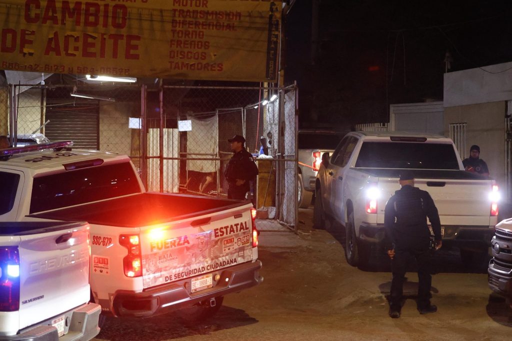 Cateo termina con un sujeto sin vida y otro herido, quienes dispararon contra policías