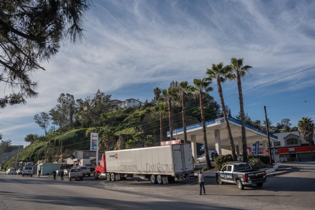 Tráiler con leyenda de una organización criminal genera operativo de seguridad sobre el Periférico