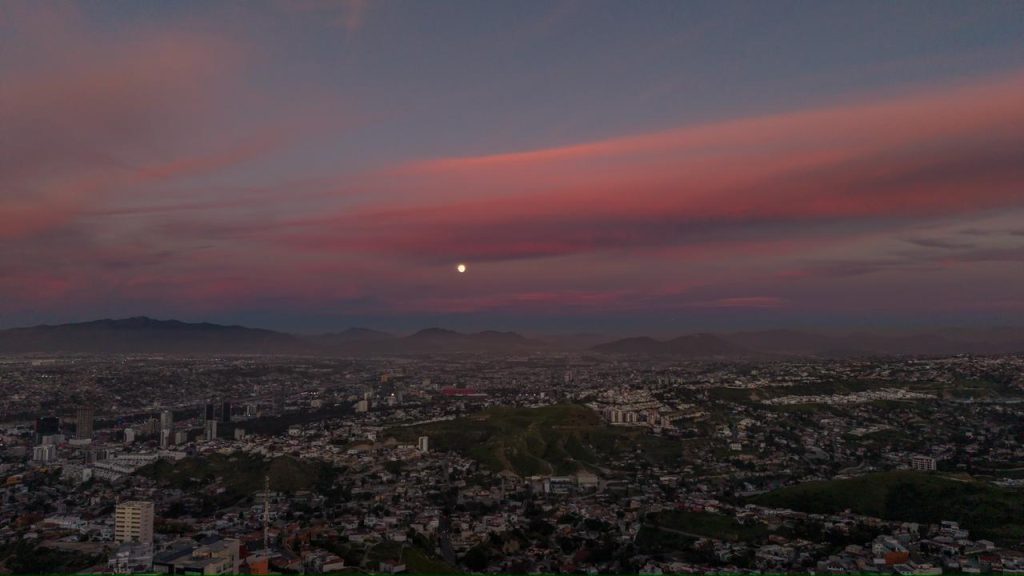 La Luna de Gusano ilumina el cielo previo al eclipse lunar total #Tijuana