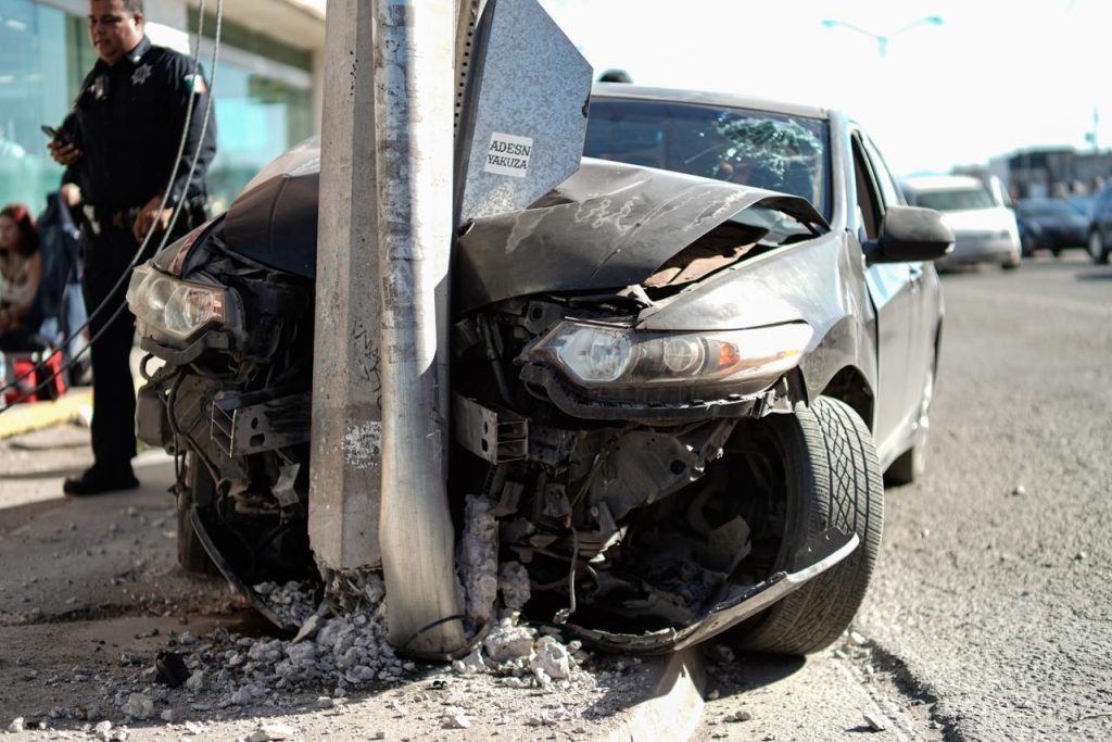 Joven se impacta contra poste de electricidad en Mexicali