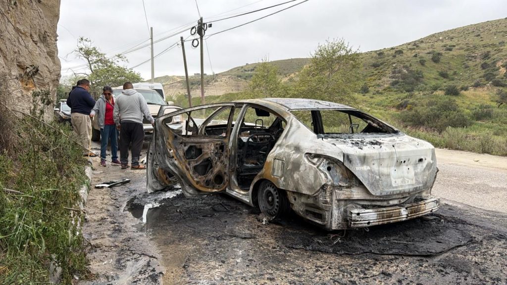 Choque entre tres vehículos en Cañón del Sainz deja dos lesionadas y un auto calcinado