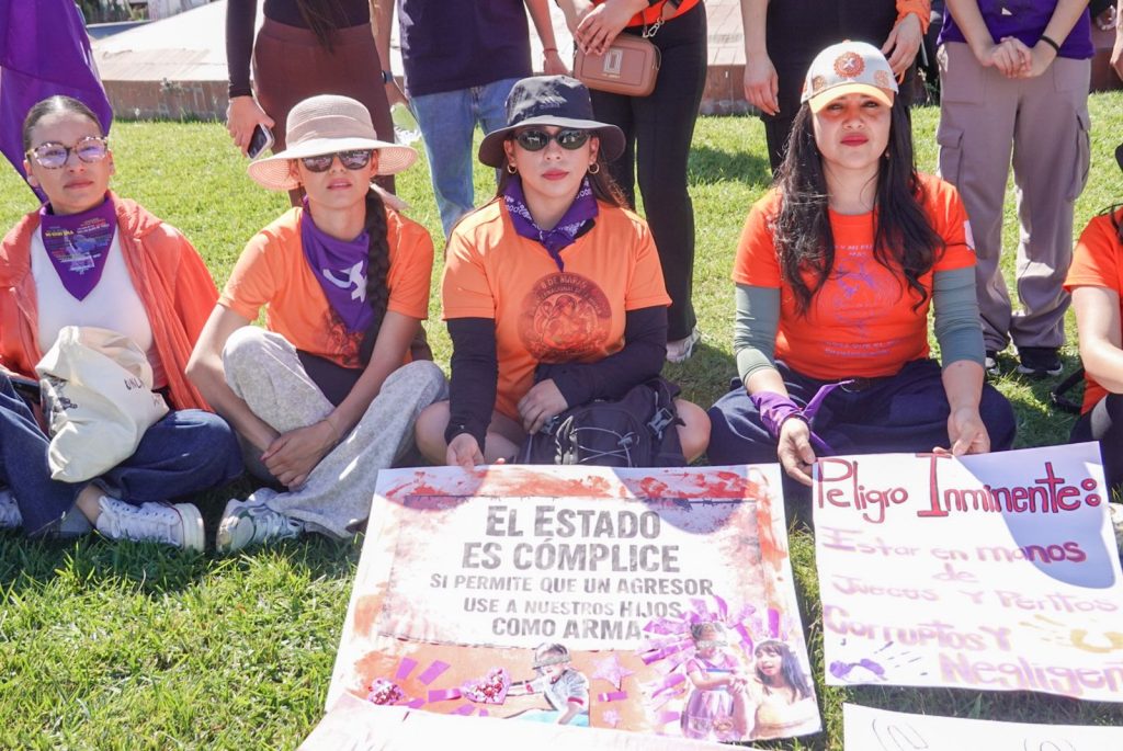 Mujeres se concentran en el Monumento a México por el 8M