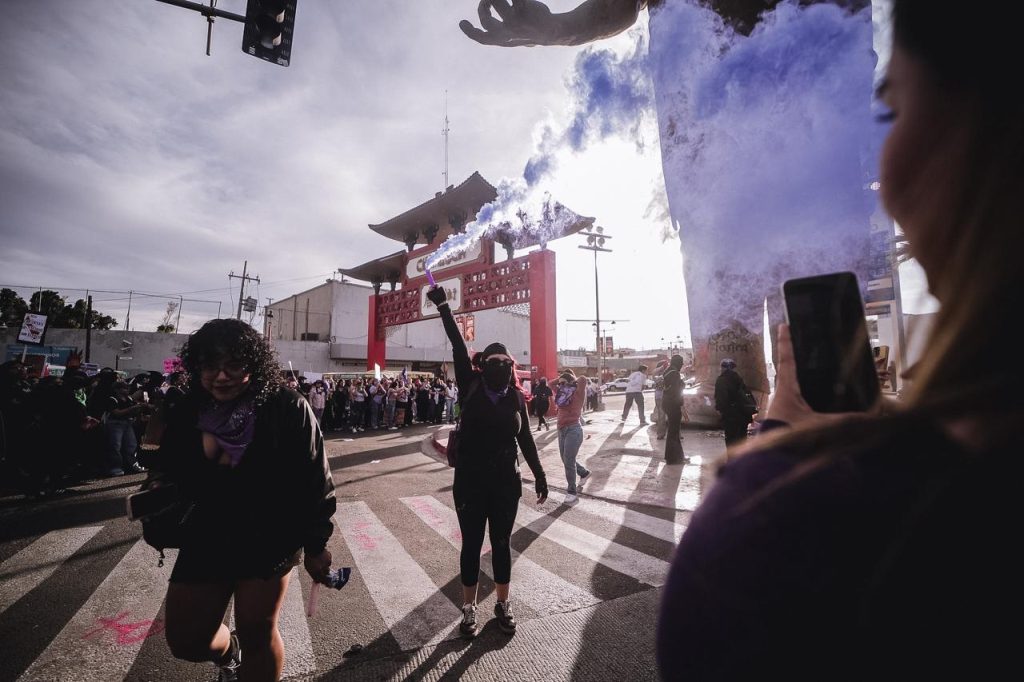 Consignas, carteles, bengalas y fuego: así se vivió la marcha del 8M 2026 en Mexicali