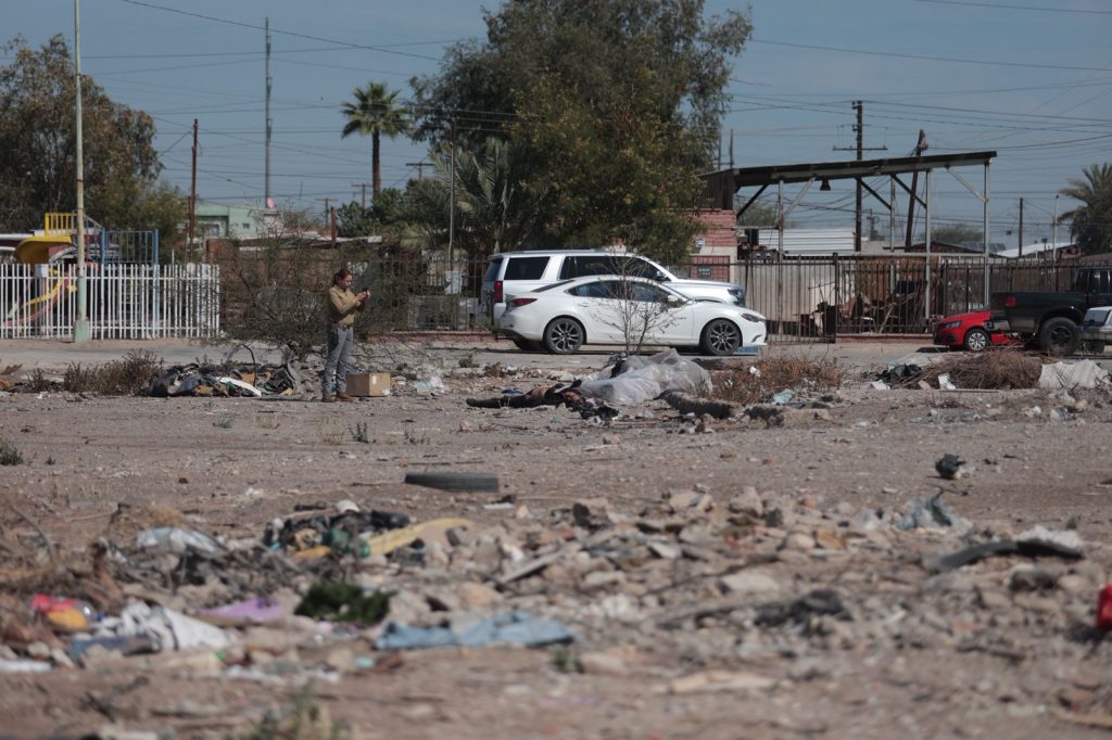 Encuentran mujer muerta en lote baldío en Mexicali