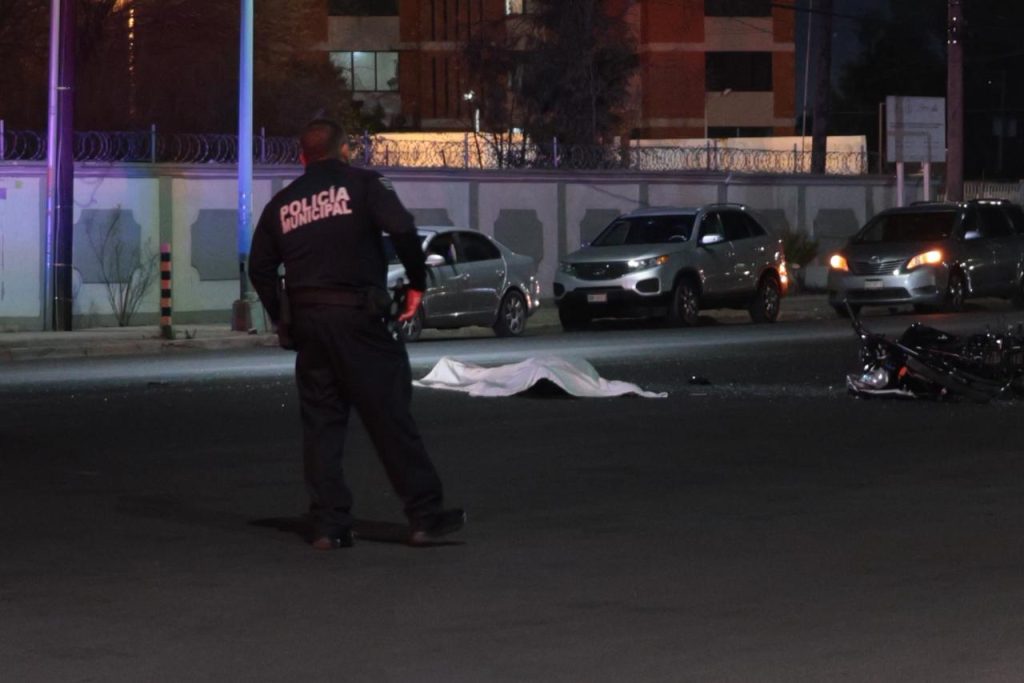 Muere motociclista tras chocar con auto sobre calle 11
