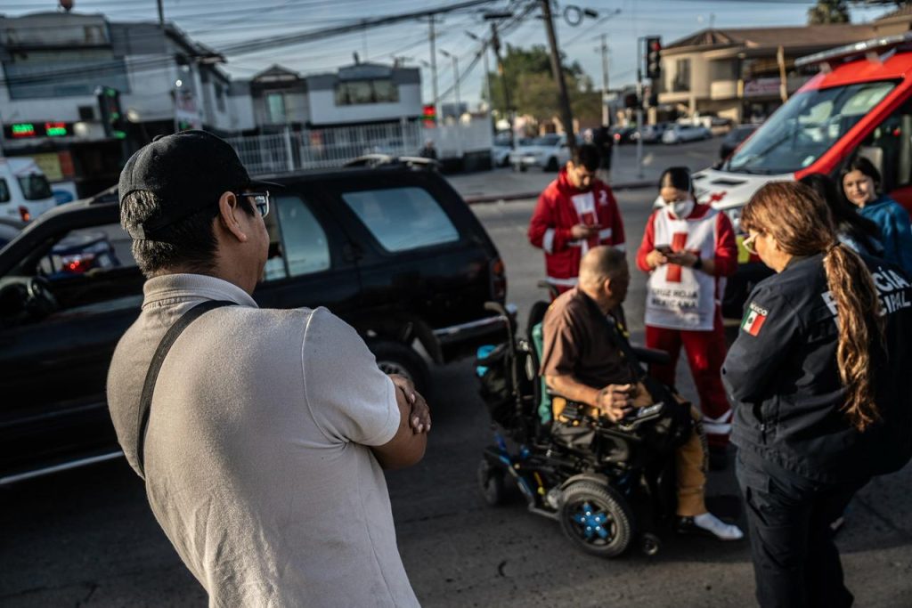Hombre en silla de ruedas es atropellado al cruzar el bulevar Bellas Artes; conductor habría pasado semáforo en rojo