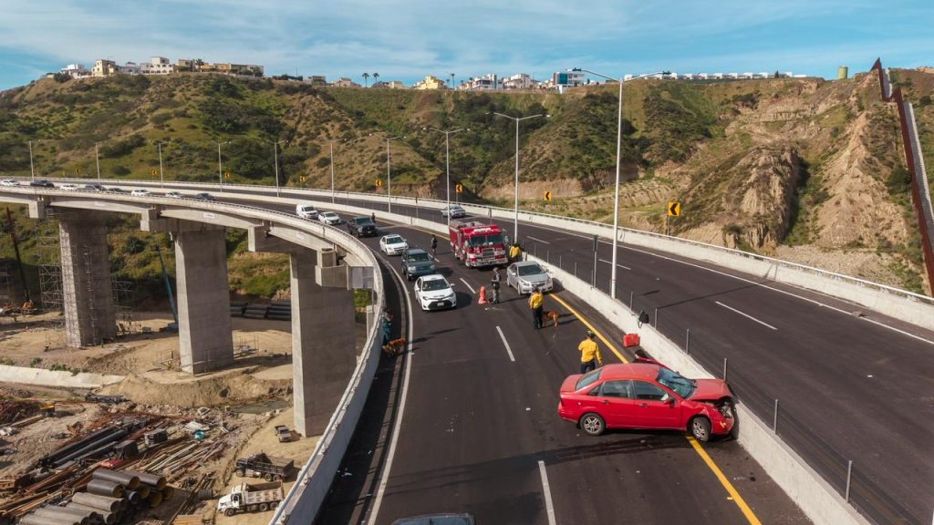 Accidente en el viaducto elevado; conductora se impacta contra muro divisorio