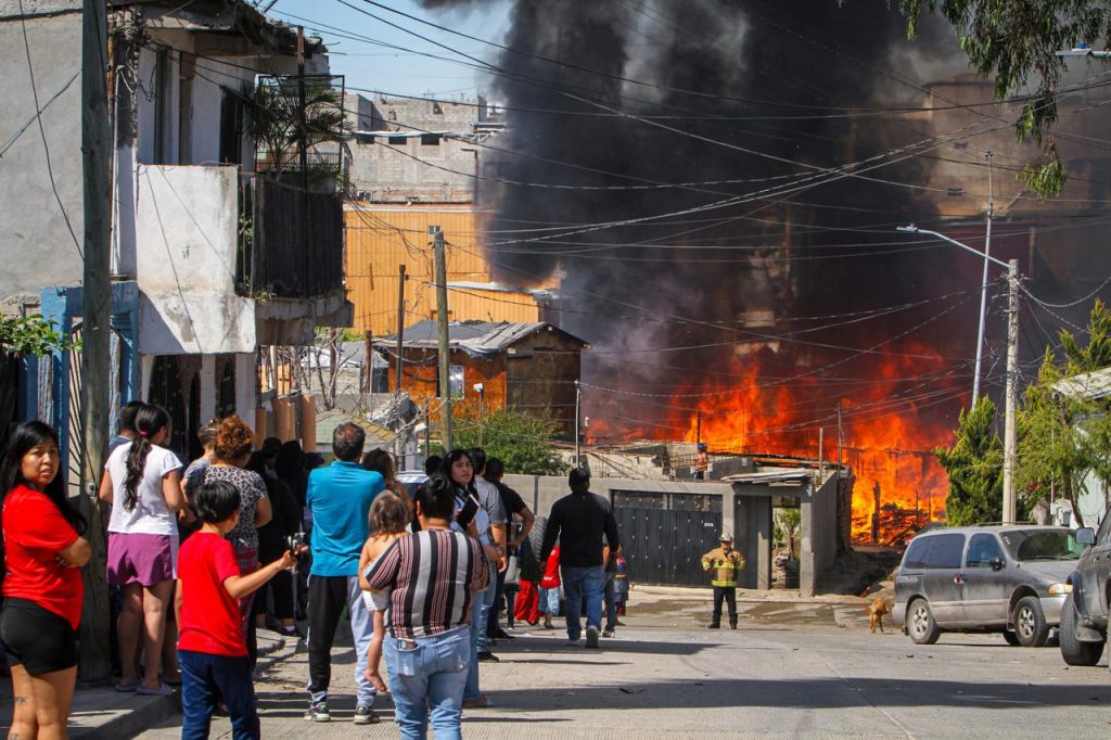 Incendio consume al menos ocho viviendas en la colonia Valle Verde