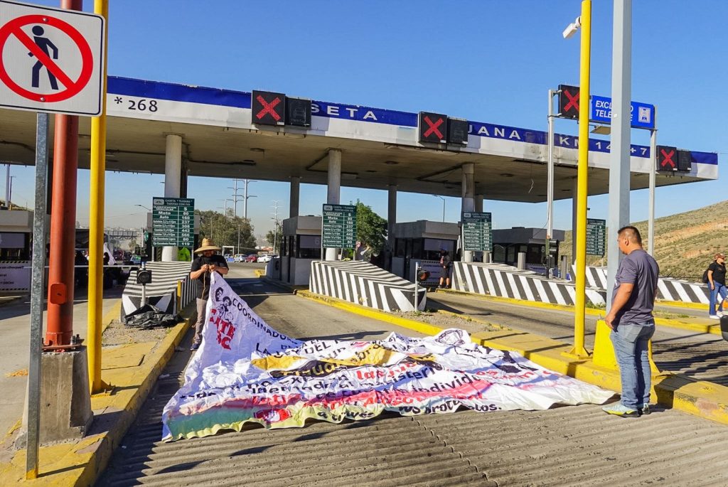 «Toman» caseta de cuota Tijuana-Tecate maestros de la CNTE, Gobierno Federal les dijo no hay dinero