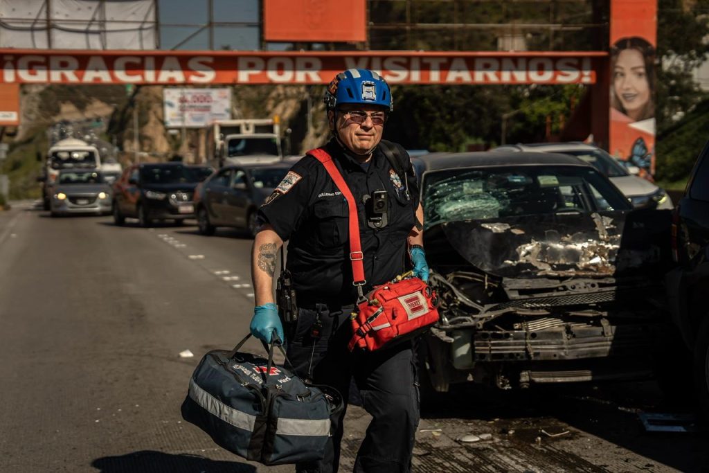 Carambola de cuatro autos deja a mujer lesionada en la entrada a Playas de Tijuana