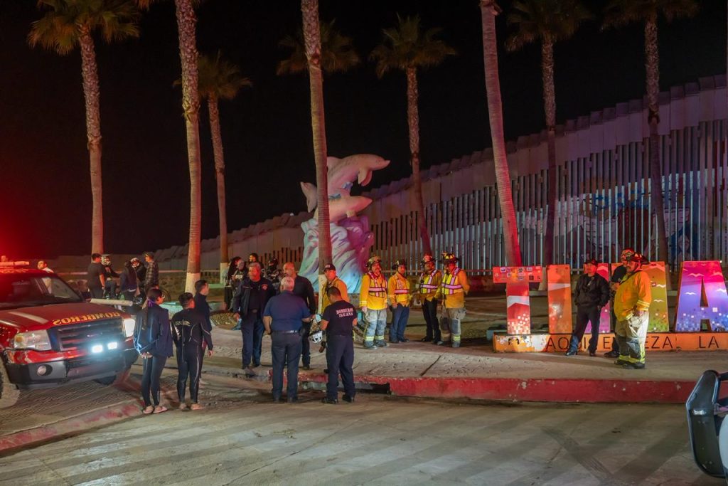 Reporte de cruce de migrantes por mar moviliza a autoridades y rescatistas en Playas de Tijuana