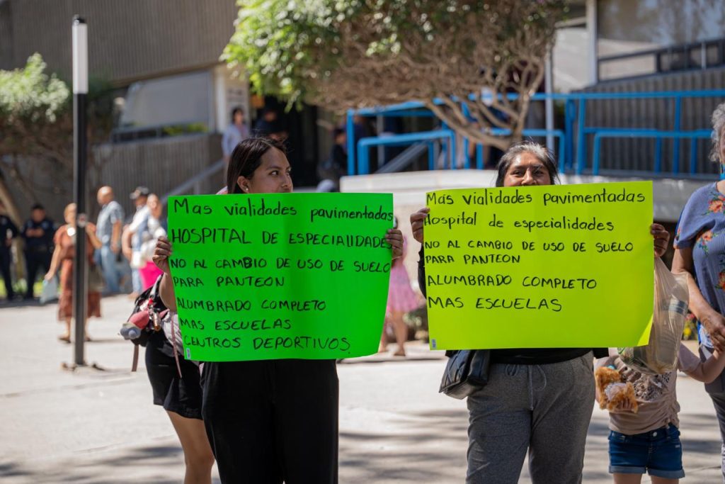Vecinos de Santa Fe llevan protesta al Palacio Municipal; logran diálogo con el alcalde