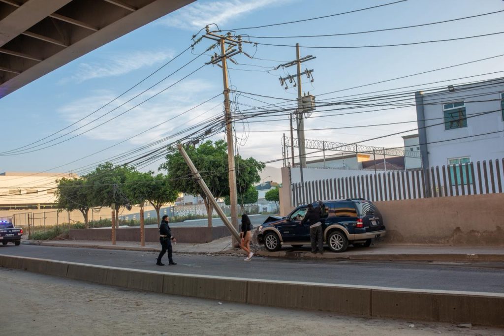 Pareja sufre accidente en Terán Terán; conductor huye y abandona a mujer