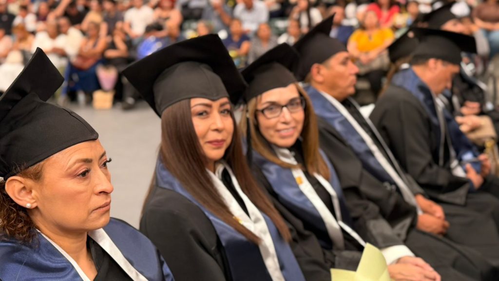 Participa titular de Educación en graduación de CENYCA Universidad