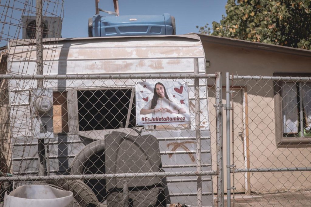 Colocan mantas de propaganda de senadora Julieta Ramírez