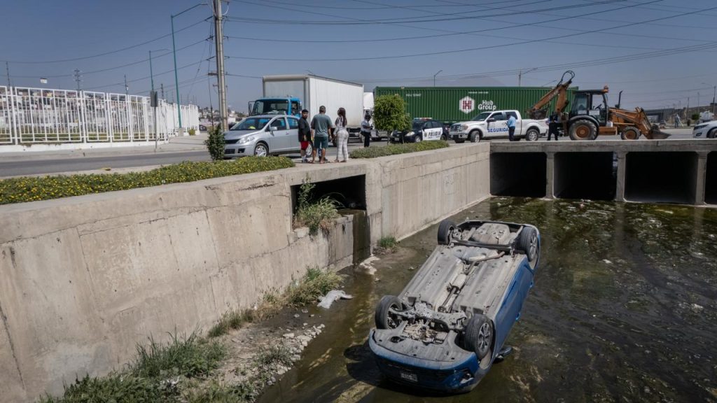 Vehículo vuelca en canalización del Parque Industrial El Florido