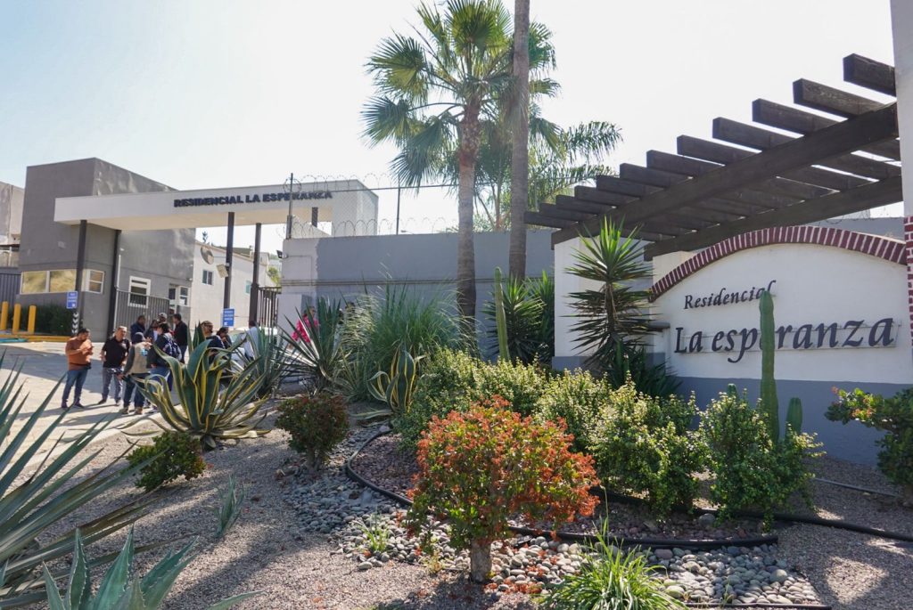 Colonos denuncian derrames de aguas negras y falta de agua en Residencial La Esperanza