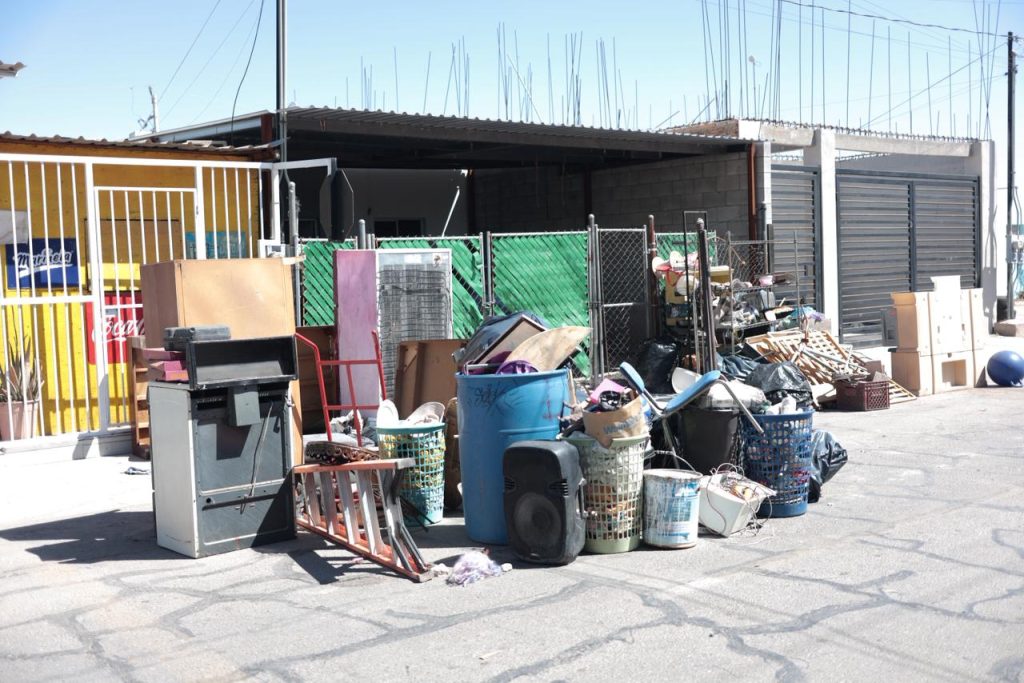 Atienden autoridades a pareja desalojada en Condesa Residencial