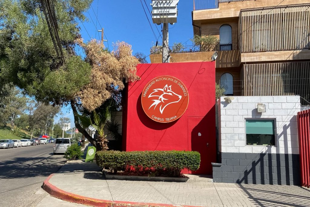 Egresados de Odontología en UAD Tijuana denuncian retrasos de años en entrega de títulos