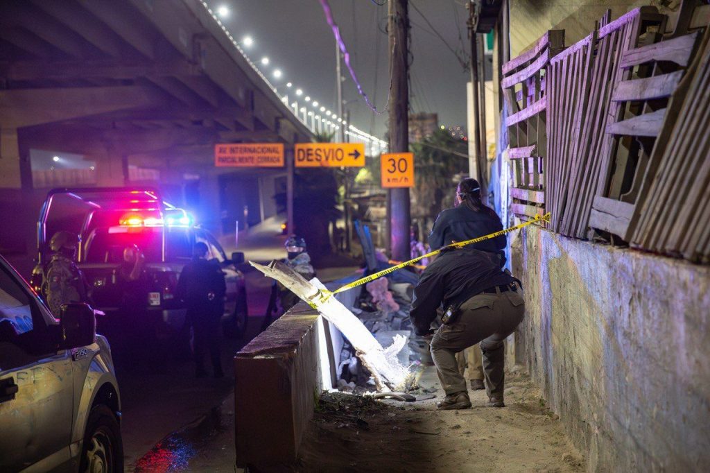 Hallan cuerpo con presunto narcomensaje en la colonia Castillo