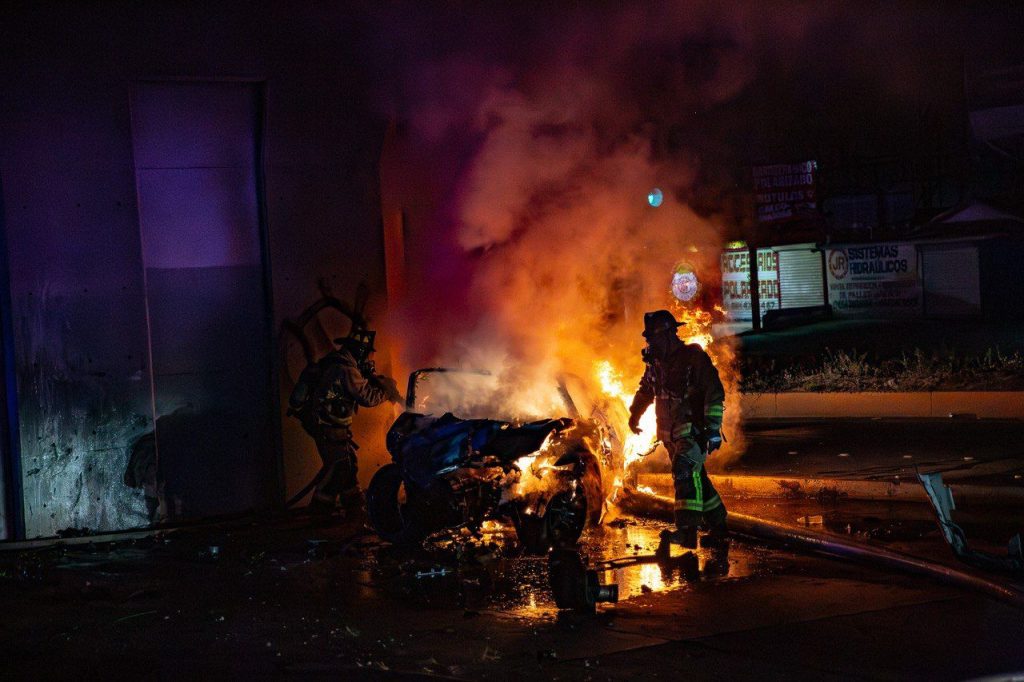 Mustang se impacta y arde en llamas; pareja queda en estado crítico en Otay