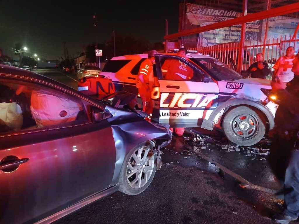 Policía municipal arresta a 2 sujetos tras chocar contra patrulla de Mexicali