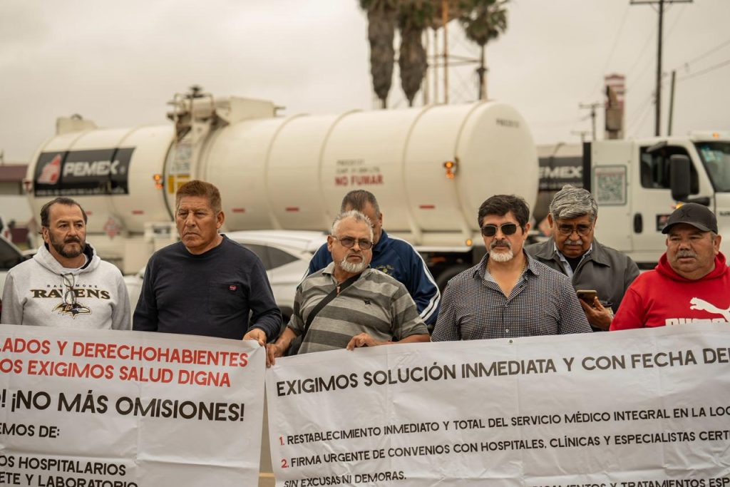 Jubilados de PEMEX se manifiestan en Rosarito por falta de atención médica