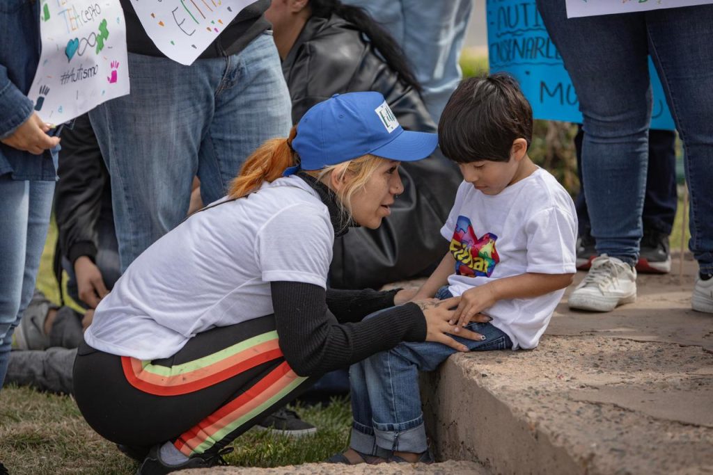 Familias marchan en Tijuana por el Día Mundial de Concienciación sobre el Autismo