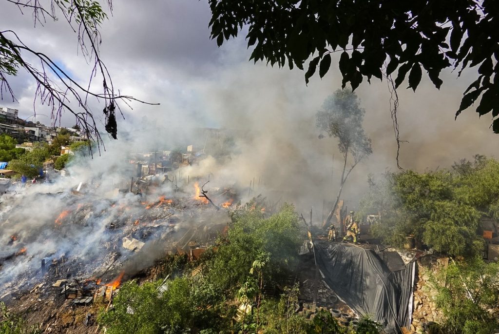 Incendio en colonia Del Río parte Baja