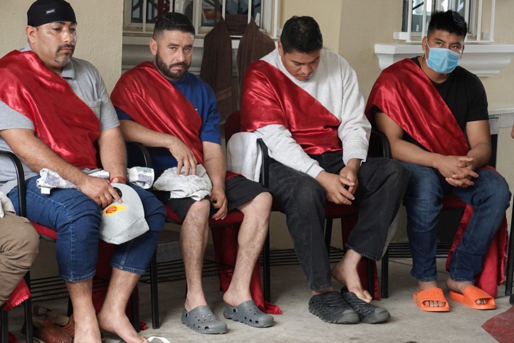 Realizan lavado de pies a migrantes en Tijuana durante Jueves Santo